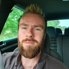 Ziad Mohamad El Kassem er en 31-årig mand, han er 180 til 185 centimeter  høj, almindelig af bygning, han har kortklippet mørkt hår og har  tatoveringer på kroppen og armene. Sydøstjyllands Politi