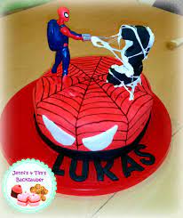 I do think birthday parties should be all about the food, and especially all about homemade cake. Spiderman Torte Jennis Tims Backzauber