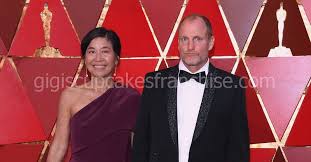 Afp woody harrelson und seine frau anfang oktober beim ghent film festival in belgien. Die Unerklarliche Wahrheit Von Woody Harrelsons Frau Laura Louie Prominente Ehepartner