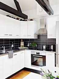 I Love The Black Subway Tiles All Time Favorite White Piano Finish Overhead Cabinet Good And Enough Storage For Cuisine Noire Carreaux Noirs Cuisines Design