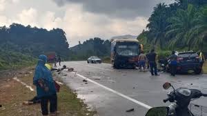 Guru maut kereta bertembung bas. Pilu Tiga Beranak Maut Suv Bertembung Bas Ekspres