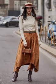 También podemos optar por un look moderno y cómodo al combinar boinas de mujer con cazadoras de cuero, acompañadas de un jersey negro de cuello alto y una falda que de cuadros que. Como Combinar Una Falda De Cuero