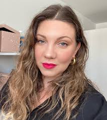 Sometimes less is more… un touche de rose et le soleil rentre dans ma vie  🥰! Makeup : une touche de mon skyscraper rose 💄 de @lisaeldridgemakeup  avec le crayon à lèvres