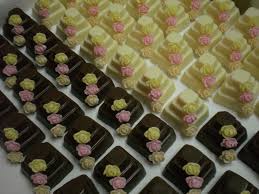 bolinhos de chocolate quadrado de casamento bolinhos de chocolate chocolates de casamento docinhos de casamento