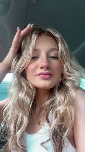 Amelia Kinney's Instagram, Twitter & Facebook