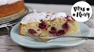 Der schmandkuchen wird mit kirschen geschichtet, schön fruchtig und noch saftiger. Saftiger Und Schneller Kirsch Schmand Kuchen Ruhrteigkuchen Backen Mit Mrs Flury Youtube