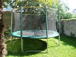 trampoline avec filet et echelle pour le jardin gamme jump up france trampoline france trampoline trampolines jardins