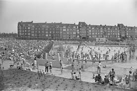 Amsterdam Juli 1967 Het Brediusbad Aan De Spaarndammerdijk In West Op De Achtergrond De Huizenblokken Aan De Zaans Amsterdam Nederland Amsterdam Oude Foto S