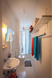 Schmales Altbaubadezimmer Mit Dusche Und Schoner Regalvorrichtung Fur Handtucher Altbau Badezimmer Reg Bad Einrichten Kleines Bad Einrichten Gaste Wc Mobel