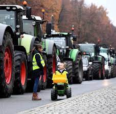 Tausende traktoren sind auf dem weg zum brandenburger tor. Berlin Svenja Schulze Bei Bauern Demo Ausgebuht Welt