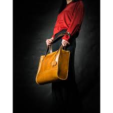 Genuine bull leather handbag shoulder bag cool messenger satchel 13 laptop tote. Handgefertigt Aus Naturlichem Leder Einzigartige Laptoptasche Kamel Farbe Von Ladybuq