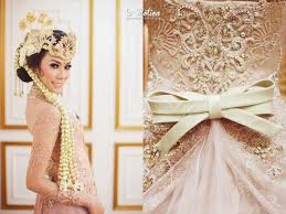 Kebaya sunda ini merupakan pakaian adat yang dipakai oleh rakyat biasa hingga kaum menengah. 7 Ragam Kebaya Pengantin Sunda Yang Bisa Jadi Pilihanmu Saat Menikah Nanti