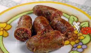 Alzate la fiamma e aggiungete il vino, fate evaporare l'alcool e a questo punto abbassate il fuoco, coprite con il coperchio e lasciate cuocere le salsicce per circa 15 minuti, rigirandole su tutti i lati. Salsicce In Padella Profumate Di Vino E Poco Piu