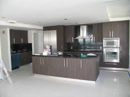 Italian Style Kitchen Cabinets For Modern Kitchen Look Brown Stripped Wooden Kitchen Set Italian Kitchen Design Italian Style Kitchens Modern Kitchen Flooring