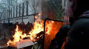 #manifestation à #paris | les forces de l'ordre sont en train d'intervenir au milieu du cortège et ont interpellé des individus pour empêcher la constitution avant la manifestation, la préfecture de police de paris avait annoncé avoir interpellé 44 personnes. Loi Securite Globale Fin De Manifestation Tendue A Paris Au Moins 30 Interpellations