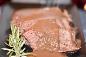 Einen rinderbraten schmoren im topf mit frischem hier habe ich den rinderbraten nach dem marinieren mit senf und anbraten auf ein gemüsebett gelegt so das mein tipp: Zwiebelbraten Aus Dem Slowcooker Mit Variante Aus Dem Backofen Zimt Chili