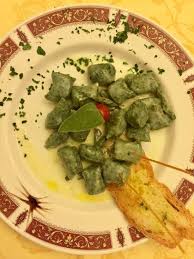 Gnudi a firenze, malfatti a siena, tipici del casentino … in poche parole, questo è un piatto della tradizione toscana. Gnudi Di Ricotta E Spinaci Con Burro E Salvia Picture Of Ristorante Pizzeria Trattoria La Carabaccia Firenze Florence Tripadvisor