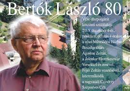 A külügyminiszter látszólag lázas munkával, irodai környezetben, öltönyben, mobiltelefonnal a kezében tölti az idei nyarat. Szepirok Tarsasaga Esemenyek
