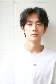 関ジャニ 錦戸亮 の髪型を真似したい 黒髪でもキマる大人ショート bangs バングス メンズ 髪型 ビジネス センターパート パーマ メンズ ヘアスタイル