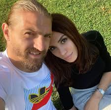 Şükran ovalı da eşinin düzenli bir aile hayatı olduğunu, velayetin eşine verilmesi. Sukran Ovali Ve Caner Erkin Den Askin Pozu