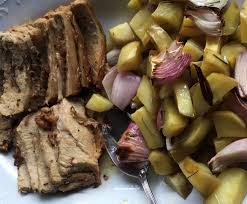 Il classico arrosto della domenica, magari preparato il giorno prima, deve avere una salsa di accompagnamento. Arrosto Di Vitello Con Patate E Cipolle Al Forno