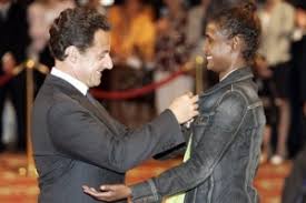 In fact, those scars are potent reminders of who she is and where she comes from. Grioo Pour Elle Pleins Feux Sur Waris Dirie