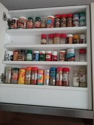 in der kuche keinen platz verschenken im schrank verbirgt sich eine ausziehbare dunstabzugshaube der platz vor kuche umgestalten schrank kuchenschrank