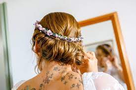 Dunner Blumenkranz Fur Die Haare Brautfrisur Foto Rockstein Fotografie Brautfrisur Blumenkranz Haare Blumenkranz Hochzeit