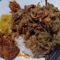 Rawonnya terutama super enak karena kuah yang rasanya sangat khas dan dagingnya empuk. Nasi Campur Rawon Ngelom Restoran Indonesia