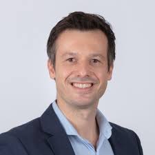 Começar um novo emprego é como jogar uma pelada na praia de Santos