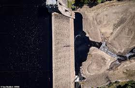 Aerial Images Show How Huge Peak District Reservoir Is A Parched Trickle After Driest Ever May Daily Mail Online