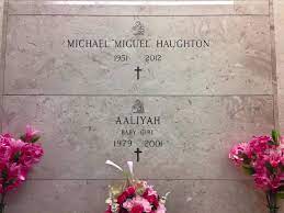 Jun 13, 2021 · keanu massaid didampingi aaliyah massaid dan zahwa massaid di hari kelulusan (instagram @aaliyah.massaid) keanu tampil menawan dengan jubah wisudanya. More Images Of Aaliyah S Grave Site Aaliyah Unleashed Facebook