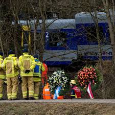 Järnvägsolyckan i bad aibling inträffade den 9 februari 2016 när två persontåg frontalkrockade vid bad aibling i bayern i sydöstra tyskland.tolv personer omkom och 85 skadades, varav 24 allvarligt. Ungluck Von Bad Aibling Lokfuhrer Stirbt An Verletzungen Elf Tote News Ticker Welt