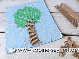 Fensterbilder für den herbst zu basteln ist eine kreative freizeitbeschäftigung für kinder. Diy Upcycling Idee Bastelanleitung Fur Kinder Herbst Bilder Aus Pappe Zeitungspapier Blog Sabine Seyffert