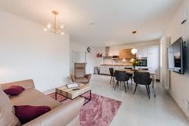 In dieser komplett renovierten immobilie wurde bislang eine arztpraxis betrieben, sie kann jedoch auch zu. Ferienwohnungen In Leer Nikola Roth Start