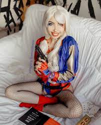 self] Amanda Welp as Harley Quinn : r/cosplay