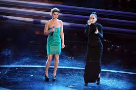 La vita privata di emma marrone la vita privata della cantante salentina è stata sicuramente segnata dalla storia d'amore con il ballerino stefano de martino, ex di belen rodriguez. Emma Marrone In Diretta Su Instagram Con La Amoroso Ma Lei Se Ne Accorge Troppo Tardi Ilgiornale It