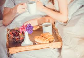 Also lasst eure pyjamas an und startet diesen familientag ganz gemütlich im bett. Paar In Der Liebe Die Fruhstuck Im Bett Hat Lizenzfreie Fotos Bilder Und Stock Fotografie Image 93594295