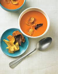 Tomatencremesuppe Mit Gemuse Chips Rezept Tomatencremesuppe Tomaten Suppe Lebensmittel Essen