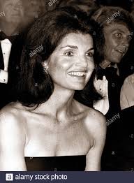 Jacqueline kennedy onassis died last night, taken by an unforgiving cancer that sapped the last of her storybook life. Die Ehemalige First Lady Der Vereinigten Staaten Jacqueline Kennedy Onassis In Einem Tragerlosen Kleid Stockfotografie Alamy