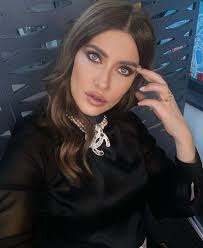 Vedeta a făcut anunțul pe rețelele sociale: Iulia Albu Fotografia Din CopilÄƒrie Cu Designerul De ModÄƒ Care I A InduioÈ™at Pe Fani Cum ArÄƒta Vedeta Cand Era Doar O CopilÄƒ Epicnews