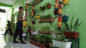 Dari sekolahan aku langsung melucur kekantor kejaksaan yogyakarta, tapi diperempatan sebelah timur tugu aku telah melanggar lampu merah dan akhirnya aku dikejar oleh salah seorang polisi yang sedang bertugas, sang polisi berhenti memotong laju kendaraanku. Taman Sekolah Yg Unik