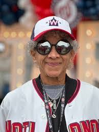 Karyn Ray's Instagram, Twitter & Facebook