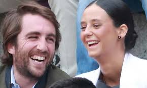 Victoria Federica y Borja Moreno ya no se cortan: tarde de toros y besos en  Las Ventas