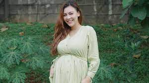 Nadia christina terlibat perang status atau saling sindir dengan ratu rizky nabila di instagram. Hamil Besar Ratu Rizky Nabila Pilu Ditinggal Alfath Fathier Nikah Lagi Perceraian Belum Ketok Palu Tribunnewsmaker Com