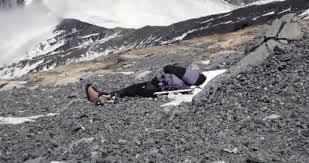 Exhausted, she was caught by darkness at 8,300 meters (27,200 feet) just below the summit, schmatz and another climber made the decision to bivouac as darkness fell. Francis Fran Arsentiev On Mt Everest Jurgen Staudtner