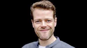 He is a writer and actor, known for doodslag (2012), familieweekend (2016) and martijn koning: B3wjghtyjj83um