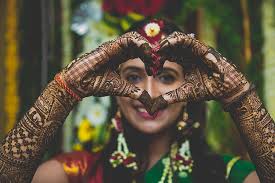 Vinita And Pavan Mumbai Weddings Weddingsutra Indian Wedding Photography Poses Mehendi Photography Bridal Photography Poses