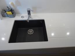 Le choix des couleurs de béton ciré. Cuisine Moderne En Beton Cire Et Plan De Travail En Quartz Blanc Moderne Cuisine Marseille Par Cuisine Connexion