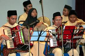 The practice combines elements of music (violins, gongs and tambourines or the tambour), songs and chants, and features beautiful melodious strains. Traditional Music Steempeak